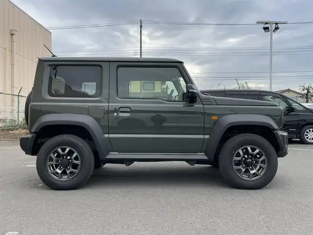 スズキ ジムニー シエラ JC 東京都 2025(令7)年 0.5万km ジャングルグリーン 社外ナビ　/Bluetooth　/フルセグTV　/FM　/AM　/シートヒーター　/クルーズコントロールシステム　/ステアリングスイッチ　/純正フロアマット　/純正アルミホイール　/純正LED　/ABS　/横滑り防止装置/レーンアシスト/オートライト/ダウンヒルアシストコントロールシステム/衝突被害軽減システム