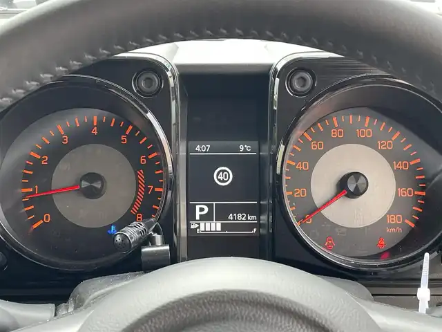 スズキ ジムニー シエラ JC 東京都 2025(令7)年 0.5万km ジャングルグリーン 社外ナビ　/Bluetooth　/フルセグTV　/FM　/AM　/シートヒーター　/クルーズコントロールシステム　/ステアリングスイッチ　/純正フロアマット　/純正アルミホイール　/純正LED　/ABS　/横滑り防止装置/レーンアシスト/オートライト/ダウンヒルアシストコントロールシステム/衝突被害軽減システム