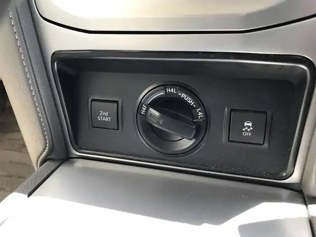 トヨタ ランドクルーザー プラド TX Lパッケージ 富山県 2018(平30)年 6.2万km ホワイトパールクリスタルシャイン 〇社外ナビ/〇バックカメラ/〇パノラマモニター/〇ビルトインETC/〇ドライブレコーダー/〇5人乗り/〇ムーンルーフ/〇セーフティセンス/〇レーダークルーズコントロール/〇プリクラッシュセーフティー/〇LEDヘッドランプ/〇オートライト/〇フォグランプ/〇純正19インチアルミ/〇革巻きステアリング/〇左右独立オートエアコン/〇革シート/〇シートヒーター/〇シートベンチレーション/〇パワーシート/〇スマートエントリー/〇禁煙車