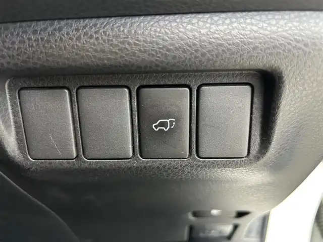 トヨタ ハリアー プレミアム 鹿児島県 2017(平29)年 4.5万km パール 純正8インチナビ/（AM/FM/フルセグＴＶ/Bluetooth）/バックカメラ/トヨタセーフティセンス/運転席パワーシート/前後ドライブレコーダー/パワーバックドア/オートブレーキホールド/電動パーキングブレーキ/純正フロアマット/純正ドアバイザー/純正アルミホイール/純正ＥＴＣ/追従型クルーズコントロール/フォグランプ