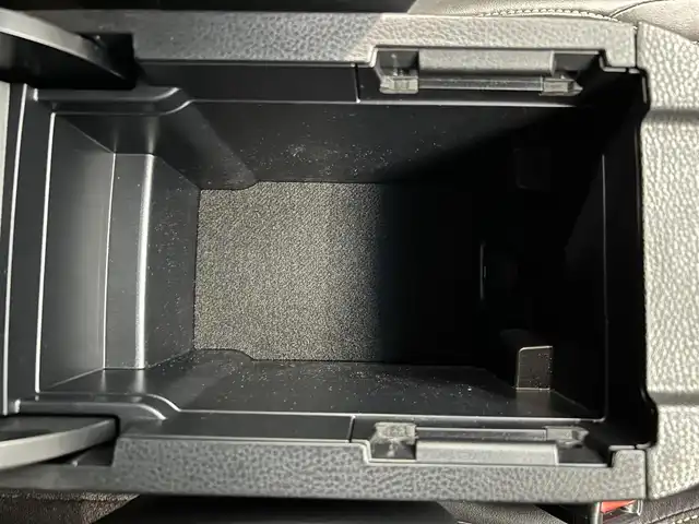 トヨタ ハリアー プレミアム 鹿児島県 2017(平29)年 4.5万km パール 純正8インチナビ/（AM/FM/フルセグＴＶ/Bluetooth）/バックカメラ/トヨタセーフティセンス/運転席パワーシート/前後ドライブレコーダー/パワーバックドア/オートブレーキホールド/電動パーキングブレーキ/純正フロアマット/純正ドアバイザー/純正アルミホイール/純正ＥＴＣ/追従型クルーズコントロール/フォグランプ