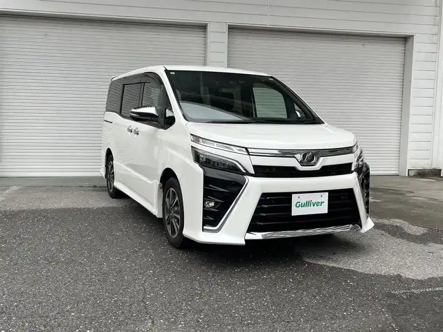 トヨタ ヴォクシー ZS 煌Ⅱ 高知県 2019(令1)年 2.7万km ホワイトパールクリスタルシャイン メモリナビ/フルセグテレビ/バックカメラ/アイドリングストップ/クルーズコントロール/両側パワースライドドア/ETC2.0/Bluetooth接続/ドライブレコーダー/純正16インチアルミホイール/ABS/横滑り防止装置/コーナーセンサー/レーンキープアシスト/盗難防止装置/オートライト/衝突被害軽減システム