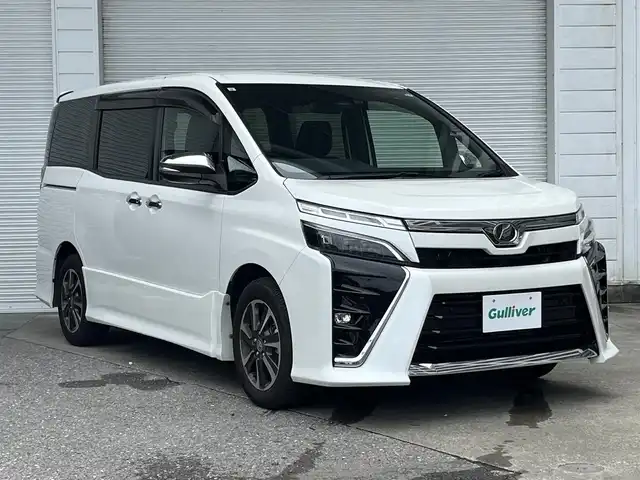 トヨタ ヴォクシー ZS 煌Ⅱ 高知県 2019(令1)年 2.7万km ホワイトパールクリスタルシャイン メモリナビ/フルセグテレビ/バックカメラ/アイドリングストップ/クルーズコントロール/両側パワースライドドア/ETC2.0/Bluetooth接続/ドライブレコーダー/純正16インチアルミホイール/ABS/横滑り防止装置/コーナーセンサー/レーンキープアシスト/盗難防止装置/オートライト/衝突被害軽減システム