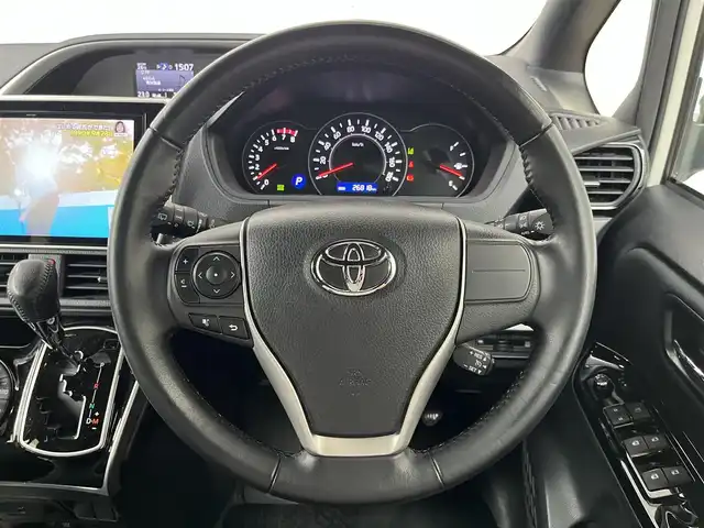 トヨタ ヴォクシー ZS 煌Ⅱ 高知県 2019(令1)年 2.7万km ホワイトパールクリスタルシャイン メモリナビ/フルセグテレビ/バックカメラ/アイドリングストップ/クルーズコントロール/両側パワースライドドア/ETC2.0/Bluetooth接続/ドライブレコーダー/純正16インチアルミホイール/ABS/横滑り防止装置/コーナーセンサー/レーンキープアシスト/盗難防止装置/オートライト/衝突被害軽減システム