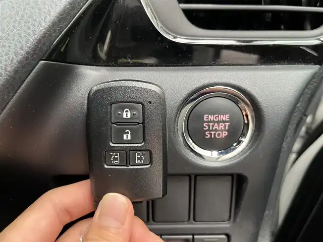 トヨタ ヴォクシー ZS 煌Ⅱ 高知県 2019(令1)年 2.7万km ホワイトパールクリスタルシャイン メモリナビ/フルセグテレビ/バックカメラ/アイドリングストップ/クルーズコントロール/両側パワースライドドア/ETC2.0/Bluetooth接続/ドライブレコーダー/純正16インチアルミホイール/ABS/横滑り防止装置/コーナーセンサー/レーンキープアシスト/盗難防止装置/オートライト/衝突被害軽減システム