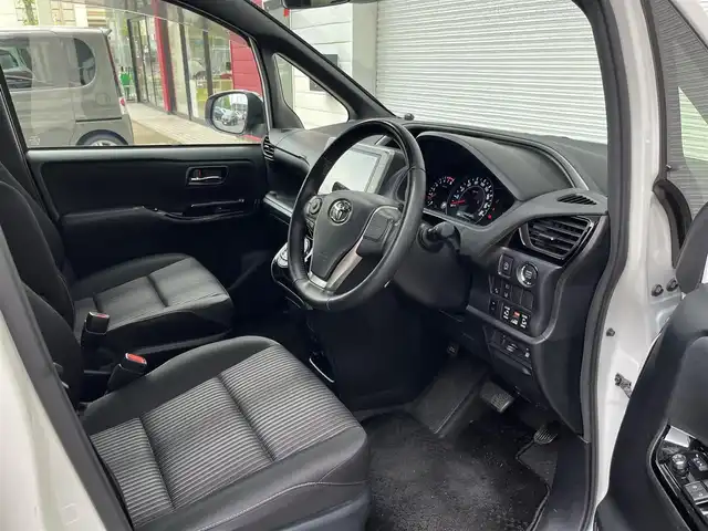トヨタ ヴォクシー ZS 煌Ⅱ 高知県 2019(令1)年 2.7万km ホワイトパールクリスタルシャイン メモリナビ/フルセグテレビ/バックカメラ/アイドリングストップ/クルーズコントロール/両側パワースライドドア/ETC2.0/Bluetooth接続/ドライブレコーダー/純正16インチアルミホイール/ABS/横滑り防止装置/コーナーセンサー/レーンキープアシスト/盗難防止装置/オートライト/衝突被害軽減システム