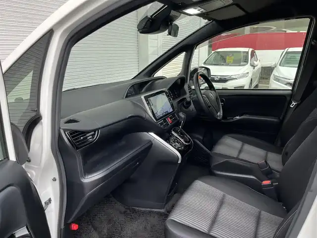 トヨタ ヴォクシー ZS 煌Ⅱ 高知県 2019(令1)年 2.7万km ホワイトパールクリスタルシャイン メモリナビ/フルセグテレビ/バックカメラ/アイドリングストップ/クルーズコントロール/両側パワースライドドア/ETC2.0/Bluetooth接続/ドライブレコーダー/純正16インチアルミホイール/ABS/横滑り防止装置/コーナーセンサー/レーンキープアシスト/盗難防止装置/オートライト/衝突被害軽減システム