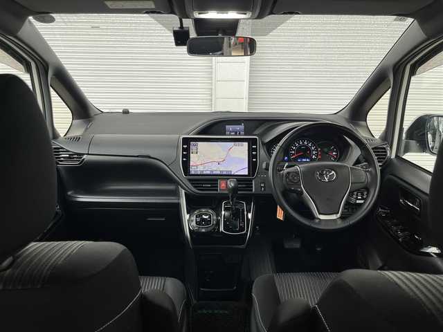 トヨタ ヴォクシー ZS 煌Ⅱ 高知県 2019(令1)年 2.7万km ホワイトパールクリスタルシャイン 純正ナビ/フルセグテレビ/バックカメラ/アイドリングストップ/クルーズコントロール/両側パワースライドドア/ETC2.0/Bluetooth接続/ドライブレコーダー/純正16インチアルミホイール/ABS/横滑り防止装置/コーナーセンサー/レーンキープアシスト/盗難防止装置/オートライト/衝突被害軽減システム