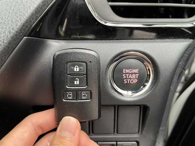 トヨタ ヴォクシー ZS 煌Ⅱ 高知県 2019(令1)年 2.7万km ホワイトパールクリスタルシャイン 純正ナビ/フルセグテレビ/バックカメラ/アイドリングストップ/クルーズコントロール/両側パワースライドドア/ETC2.0/Bluetooth接続/ドライブレコーダー/純正16インチアルミホイール/ABS/横滑り防止装置/コーナーセンサー/レーンキープアシスト/盗難防止装置/オートライト/衝突被害軽減システム