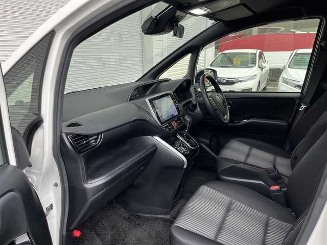 トヨタ ヴォクシー ZS 煌Ⅱ 高知県 2019(令1)年 2.7万km ホワイトパールクリスタルシャイン 純正ナビ/フルセグテレビ/バックカメラ/アイドリングストップ/クルーズコントロール/両側パワースライドドア/ETC2.0/Bluetooth接続/ドライブレコーダー/純正16インチアルミホイール/ABS/横滑り防止装置/コーナーセンサー/レーンキープアシスト/盗難防止装置/オートライト/衝突被害軽減システム