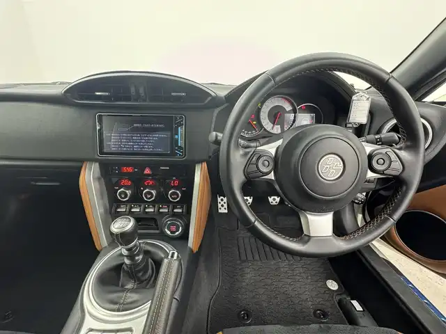 トヨタ ８６ GT LTD ハイパーパフォーマ 愛知県 2017(平29)年 1.4万km クリスタルホワイトパール 6速MT/寒冷地仕様/TRDエアロ/　　・LEDライト付フロントスポイラー/　　・サイドスカート/　　・リヤバンパースポイラー/　　・エアロタービュレーター（前後）/トランクスポイラー/BLITZ車高調/BLITZ4本出しマフラー/WORK19インチアルミホイール/LEDヘッドライト/ハイパフォーマンスパッケージ/　　・ブレンボブレーキシステム/　　・ブレンボキャリパー/　　・内装色タン＆ブラック/　　・ハーフレザーシート（アルカンターラ＋本革）/　　・シートヒーター（前席）/カロッツェリア7型ワイドサイバーナビ/フルセグTV/Bluetooth対応/ETC/スマートキー