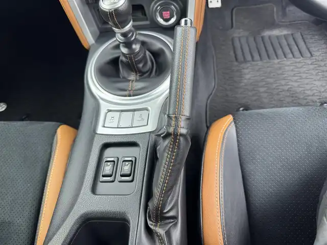 トヨタ ８６ GT LTD ハイパーパフォーマ 愛知県 2017(平29)年 1.4万km クリスタルホワイトパール 6速MT/寒冷地仕様/TRDエアロ/　　・LEDライト付フロントスポイラー/　　・サイドスカート/　　・リヤバンパースポイラー/　　・エアロタービュレーター（前後）/トランクスポイラー/BLITZ車高調/BLITZ4本出しマフラー/WORK19インチアルミホイール/LEDヘッドライト/ハイパフォーマンスパッケージ/　　・ブレンボブレーキシステム/　　・ブレンボキャリパー/　　・内装色タン＆ブラック/　　・ハーフレザーシート（アルカンターラ＋本革）/　　・シートヒーター（前席）/カロッツェリア7型ワイドサイバーナビ/フルセグTV/Bluetooth対応/ETC/スマートキー