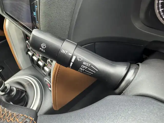 トヨタ ８６ GT LTD ハイパーパフォーマ 愛知県 2017(平29)年 1.4万km クリスタルホワイトパール 6速MT/寒冷地仕様/TRDエアロ/　　・LEDライト付フロントスポイラー/　　・サイドスカート/　　・リヤバンパースポイラー/　　・エアロタービュレーター（前後）/トランクスポイラー/BLITZ車高調/BLITZ4本出しマフラー/WORK19インチアルミホイール/LEDヘッドライト/ハイパフォーマンスパッケージ/　　・ブレンボブレーキシステム/　　・ブレンボキャリパー/　　・内装色タン＆ブラック/　　・ハーフレザーシート（アルカンターラ＋本革）/　　・シートヒーター（前席）/カロッツェリア7型ワイドサイバーナビ/フルセグTV/Bluetooth対応/ETC/スマートキー