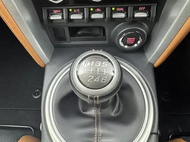 トヨタ ８６ GT LTD ハイパーパフォーマ 愛知県 2017(平29)年 1.4万km クリスタルホワイトパール 6速MT/寒冷地仕様/TRDエアロ/　　・LEDライト付フロントスポイラー/　　・サイドスカート/　　・リヤバンパースポイラー/　　・エアロタービュレーター（前後）/トランクスポイラー/BLITZ車高調/BLITZ4本出しマフラー/WORK19インチアルミホイール/LEDヘッドライト/ハイパフォーマンスパッケージ/　　・ブレンボブレーキシステム/　　・ブレンボキャリパー/　　・内装色タン＆ブラック/　　・ハーフレザーシート（アルカンターラ＋本革）/　　・シートヒーター（前席）/カロッツェリア7型ワイドサイバーナビ/フルセグTV/Bluetooth対応/ETC/スマートキー