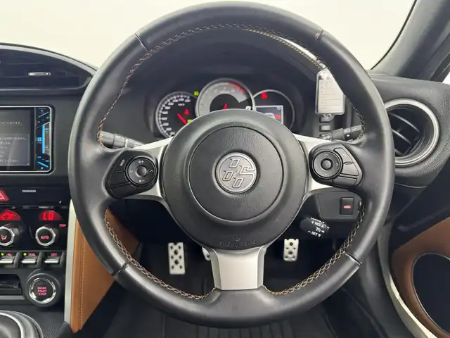 トヨタ ８６ GT LTD ハイパーパフォーマ 愛知県 2017(平29)年 1.4万km クリスタルホワイトパール 6速MT/寒冷地仕様/TRDエアロ/　　・LEDライト付フロントスポイラー/　　・サイドスカート/　　・リヤバンパースポイラー/　　・エアロタービュレーター（前後）/トランクスポイラー/BLITZ車高調/BLITZ4本出しマフラー/WORK19インチアルミホイール/LEDヘッドライト/ハイパフォーマンスパッケージ/　　・ブレンボブレーキシステム/　　・ブレンボキャリパー/　　・内装色タン＆ブラック/　　・ハーフレザーシート（アルカンターラ＋本革）/　　・シートヒーター（前席）/カロッツェリア7型ワイドサイバーナビ/フルセグTV/Bluetooth対応/ETC/スマートキー
