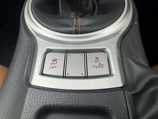 トヨタ ８６ GT LTD ハイパーパフォーマ 愛知県 2017(平29)年 1.4万km クリスタルホワイトパール 6速MT/寒冷地仕様/TRDエアロ/　　・LEDライト付フロントスポイラー/　　・サイドスカート/　　・リヤバンパースポイラー/　　・エアロタービュレーター（前後）/トランクスポイラー/BLITZ車高調/BLITZ4本出しマフラー/WORK19インチアルミホイール/LEDヘッドライト/ハイパフォーマンスパッケージ/　　・ブレンボブレーキシステム/　　・ブレンボキャリパー/　　・内装色タン＆ブラック/　　・ハーフレザーシート（アルカンターラ＋本革）/　　・シートヒーター（前席）/カロッツェリア7型ワイドサイバーナビ/フルセグTV/Bluetooth対応/ETC/スマートキー