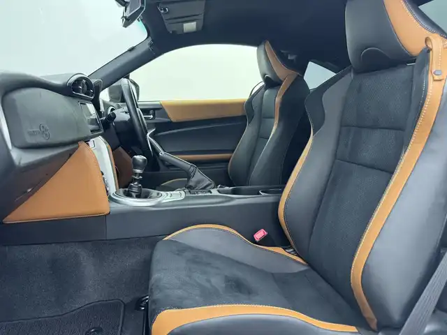 トヨタ ８６ GT LTD ハイパーパフォーマ 愛知県 2017(平29)年 1.4万km クリスタルホワイトパール 6速MT/寒冷地仕様/TRDエアロ/　　・LEDライト付フロントスポイラー/　　・サイドスカート/　　・リヤバンパースポイラー/　　・エアロタービュレーター（前後）/トランクスポイラー/BLITZ車高調/BLITZ4本出しマフラー/WORK19インチアルミホイール/LEDヘッドライト/ハイパフォーマンスパッケージ/　　・ブレンボブレーキシステム/　　・ブレンボキャリパー/　　・内装色タン＆ブラック/　　・ハーフレザーシート（アルカンターラ＋本革）/　　・シートヒーター（前席）/カロッツェリア7型ワイドサイバーナビ/フルセグTV/Bluetooth対応/ETC/スマートキー