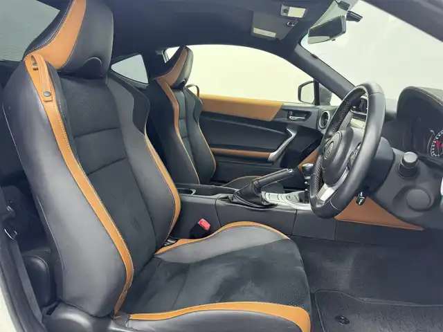 トヨタ ８６ GT LTD ハイパーパフォーマ 愛知県 2017(平29)年 1.4万km クリスタルホワイトパール 6速MT/寒冷地仕様/TRDエアロ/　　・LEDライト付フロントスポイラー/　　・サイドスカート/　　・リヤバンパースポイラー/　　・エアロタービュレーター（前後）/トランクスポイラー/BLITZ車高調/BLITZ4本出しマフラー/WORK19インチアルミホイール/LEDヘッドライト/ハイパフォーマンスパッケージ/　　・ブレンボブレーキシステム/　　・ブレンボキャリパー/　　・内装色タン＆ブラック/　　・ハーフレザーシート（アルカンターラ＋本革）/　　・シートヒーター（前席）/カロッツェリア7型ワイドサイバーナビ/フルセグTV/Bluetooth対応/ETC/スマートキー