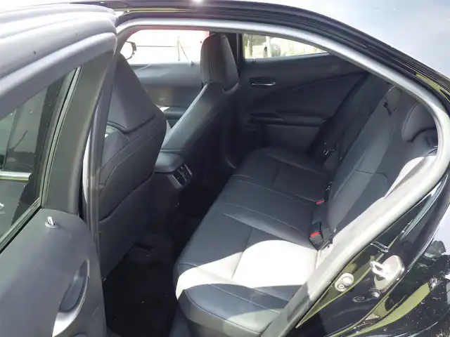 レクサス ＵＸ 250h バージョンC 千葉県 2019(令1)年 2.1万km ブラック Lexus Safety System+/・プリクラッシュセーフティ/・レーンディパーチャーアラート/・オートハイビーム/・レーダークルーズコントロール/・ブラインドスポットモニター/・RCTA（リヤクロストラフィックアラート）/パワーバックドア/前席パワーシート/シートヒーター/純正SDナビ/地デジTV/【DVD/CD再生機能　Bluetooth接続】/パノラミックビューモニター/リバース連動ドアミラー（左/右）/ドライブレコーダー（DRT-H68A）/革巻きステアリング/ステアリングヒーター/ステアリングスイッチ/パドルシフト/ETC（2.0）/LEDヘッドライト/フォグライト/ウインカーミラー/クリアランスソナー/純正17インチアルミホイル/サイド/カーテンエアバッグ/スマートキー
