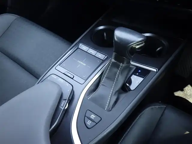 レクサス ＵＸ 250h バージョンC 千葉県 2019(令1)年 2.1万km ブラック Lexus Safety System+/・プリクラッシュセーフティ/・レーンディパーチャーアラート/・オートハイビーム/・レーダークルーズコントロール/・ブラインドスポットモニター/・RCTA（リヤクロストラフィックアラート）/パワーバックドア/前席パワーシート/シートヒーター/純正SDナビ/地デジTV/【DVD/CD再生機能　Bluetooth接続】/パノラミックビューモニター/リバース連動ドアミラー（左/右）/ドライブレコーダー（DRT-H68A）/革巻きステアリング/ステアリングヒーター/ステアリングスイッチ/パドルシフト/ETC（2.0）/LEDヘッドライト/フォグライト/ウインカーミラー/クリアランスソナー/純正17インチアルミホイル/サイド/カーテンエアバッグ/スマートキー