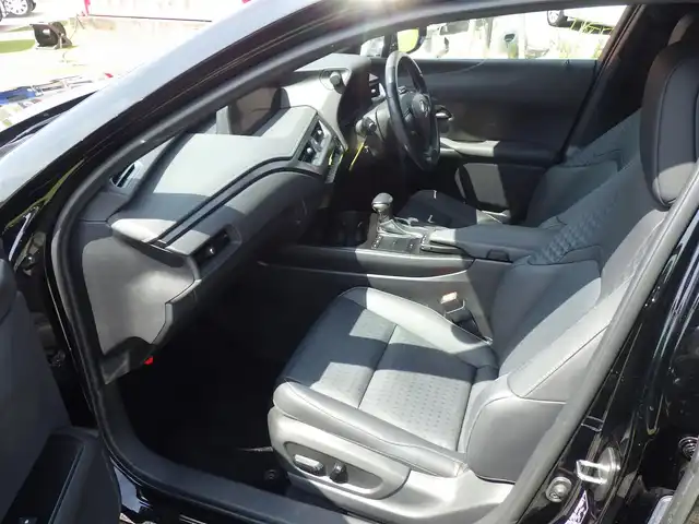 レクサス ＵＸ 250h バージョンC 千葉県 2019(令1)年 2.1万km ブラック Lexus Safety System+/・プリクラッシュセーフティ/・レーンディパーチャーアラート/・オートハイビーム/・レーダークルーズコントロール/・ブラインドスポットモニター/・RCTA（リヤクロストラフィックアラート）/パワーバックドア/前席パワーシート/シートヒーター/純正SDナビ/地デジTV/【DVD/CD再生機能　Bluetooth接続】/パノラミックビューモニター/リバース連動ドアミラー（左/右）/ドライブレコーダー（DRT-H68A）/革巻きステアリング/ステアリングヒーター/ステアリングスイッチ/パドルシフト/ETC（2.0）/LEDヘッドライト/フォグライト/ウインカーミラー/クリアランスソナー/純正17インチアルミホイル/サイド/カーテンエアバッグ/スマートキー