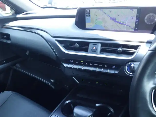 レクサス ＵＸ 250h バージョンC 千葉県 2019(令1)年 2.1万km ブラック Lexus Safety System+/・プリクラッシュセーフティ/・レーンディパーチャーアラート/・オートハイビーム/・レーダークルーズコントロール/・ブラインドスポットモニター/・RCTA（リヤクロストラフィックアラート）/パワーバックドア/前席パワーシート/シートヒーター/純正SDナビ/地デジTV/【DVD/CD再生機能　Bluetooth接続】/パノラミックビューモニター/リバース連動ドアミラー（左/右）/ドライブレコーダー（DRT-H68A）/革巻きステアリング/ステアリングヒーター/ステアリングスイッチ/パドルシフト/ETC（2.0）/LEDヘッドライト/フォグライト/ウインカーミラー/クリアランスソナー/純正17インチアルミホイル/サイド/カーテンエアバッグ/スマートキー