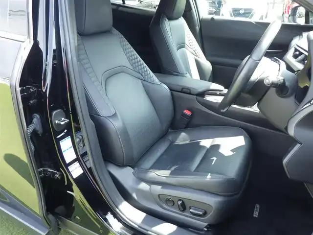 レクサス ＵＸ 250h バージョンC 千葉県 2019(令1)年 2.1万km ブラック Lexus Safety System+/・プリクラッシュセーフティ/・レーンディパーチャーアラート/・オートハイビーム/・レーダークルーズコントロール/・ブラインドスポットモニター/・RCTA（リヤクロストラフィックアラート）/パワーバックドア/前席パワーシート/シートヒーター/純正SDナビ/地デジTV/【DVD/CD再生機能　Bluetooth接続】/パノラミックビューモニター/リバース連動ドアミラー（左/右）/ドライブレコーダー（DRT-H68A）/革巻きステアリング/ステアリングヒーター/ステアリングスイッチ/パドルシフト/ETC（2.0）/LEDヘッドライト/フォグライト/ウインカーミラー/クリアランスソナー/純正17インチアルミホイル/サイド/カーテンエアバッグ/スマートキー