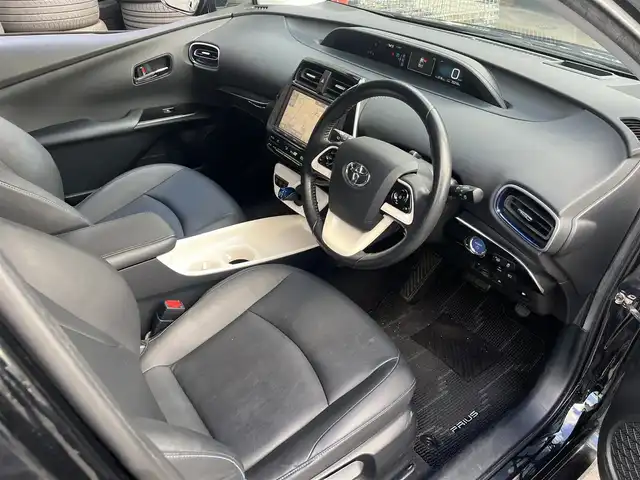 トヨタ プリウス A ツーリングセレクション 滋賀県 2016(平28)年 7.3万km アティチュードブラックマイカ 純正9インチナビ(フルセグ/DVD/Bluetooth)/ＢＳＭ/ＥＴＣ/レーダークルーズコントロール/バックカメラ/前方ドライブレコーダー/オートライト/オートハイビーム/ヘッドアップディスプレイ/前後クリアランスソナー/LED/レーンキープアシスト/横滑り防止装置/衝突軽減システム/プッシュスタート/スマートキー×2