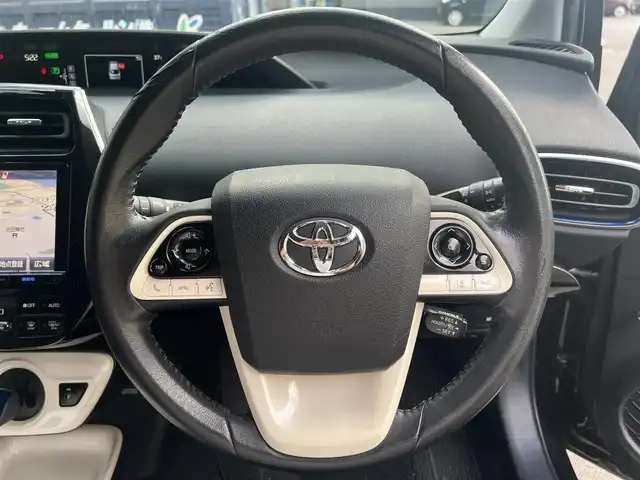 トヨタ プリウス A ツーリングセレクション 滋賀県 2016(平28)年 7.3万km アティチュードブラックマイカ 純正9インチナビ(フルセグ/DVD/Bluetooth)/ＢＳＭ/ＥＴＣ/レーダークルーズコントロール/バックカメラ/前方ドライブレコーダー/オートライト/オートハイビーム/ヘッドアップディスプレイ/前後クリアランスソナー/LED/レーンキープアシスト/横滑り防止装置/衝突軽減システム/プッシュスタート/スマートキー×2