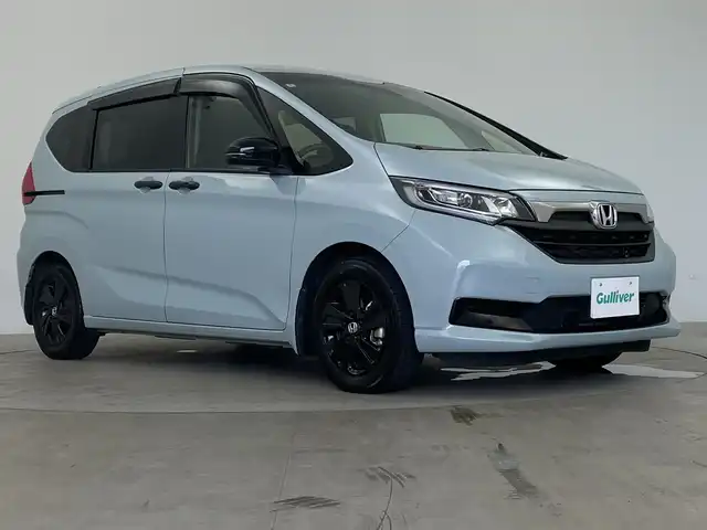 ホンダ フリード ハイブリット G ブラックスタイル 鹿児島県 2022(令4)年 3.7万km フィヨルドミストパール 純正7インチナビ/（CD/DVD/フルセグTV/Bluetooth/USB)/バックカメラ/ホンダセンシング/・衝突軽減ブレーキ/・レーンキープアシスト/・追従式クルーズコントロール/・クリアランスソナー/・オートマチックハイビーム/前後ドライブレコーダー/ETC/シートヒーター/両側パワースライドドア/スマートキー/スペアキー有/純正15インチアルミホイール/純正フロアマット/横滑り防止装置/アイドリングストップ