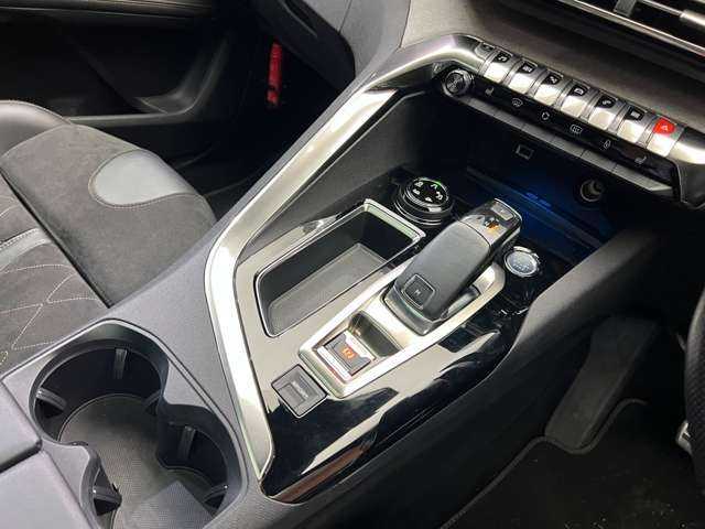 プジョー ５００８ GT ブルーHDi 千葉県 2019(令1)年 4.9万km 白Ⅱ ファーストクラスＰ　/パノラマＳＲ　/ＡＣＣ　/ＣａｒＰｌａｙ　/フロント／バックカメラ　/ハーフレザーシート　/シートヒーター　/パワーシート　/マッサージ機能　/ＬＥＤヘッドライト　/ハイビームアシスト