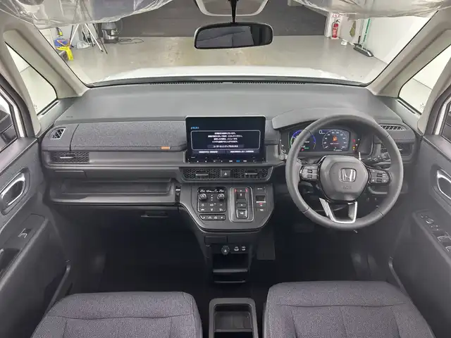 ホンダ ステップワゴン eHEV エアー EX 愛知県 2025(令7)年 0.1千km カジノホワイトパール 登録済未使用車/ターボ/純正11.4インチナビ/（CD/DVD/Bluetooth/フルセグTV/USB/SD)/バックカメラ/純正15.6インチフリップダウンモニター/ホンダセンシング/・衝突軽減ブレーキ/・レーンキープアシスト/・オートハイビーム/・ブラインドスポットモニター/・パーキングセンサー/・アダプティブクルーズコントロール/・誤発進抑制機能/シートヒーター/オットマン/両側パワースライドドア/パワーバックドア/パドルシフト/純正16インチアルミホイール/スマートキー/スペアキー1本/プッシュスタート/LEDヘッドライト/フロントフォグランプ/オートライト/横滑り防止装置/電子パーキングブレーキ/オートホールド/電動格納ミラー
