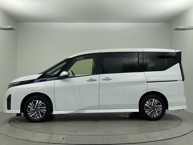 日産 セレナ e－パワー ハイウェイスター V 大阪府 2025(令7)年 0.1千km プリズムホワイト 登録済未使用車/純正ナビ【Bluetooth/フルセグTV/HDMI】/アラウンドビューモニター/インテリジェントルームミラー/プロパイロット/ビルトインETC2.0/WAC/両側電動パワースライドドア/ブラインドスポットモニター/置くだけ充電/オートハイビーム
