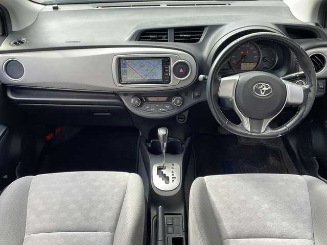 トヨタ ヴィッツ U 道央・札幌 2012(平24)年 12.4万km シルバーM (株)IDOMが運営する【じしゃロン札幌豊平店】の自社ローン対象車両になります。こちらは現金ご利用時の価格です。/自社ローンご希望の方は別途その旨お申付け下さい。/・社外ナビ&フルセグ&CD&DVD&BT/・ETC/・プッシュスタート/・スマートキー/・電動格納ドアミラー/・ウインカードアミラー/・純正フロアマット/・オートライト