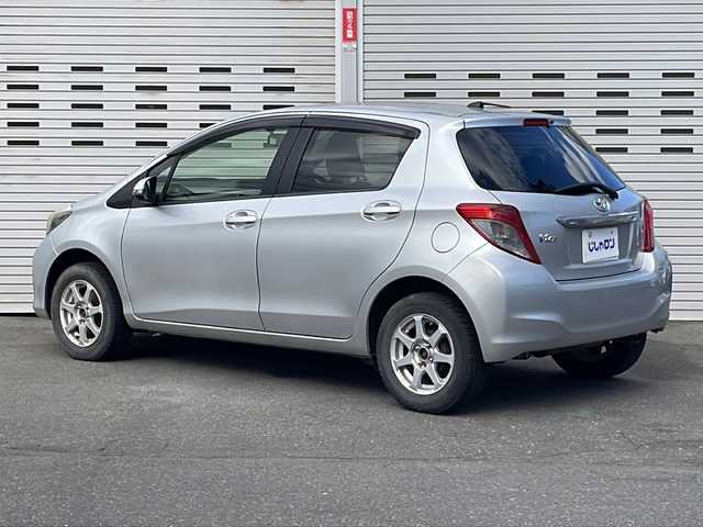 トヨタ ヴィッツ U 道央・札幌 2012(平24)年 12.4万km シルバーM (株)IDOMが運営する【じしゃロン札幌豊平店】の自社ローン対象車両になります。こちらは現金ご利用時の価格です。/自社ローンご希望の方は別途その旨お申付け下さい。/・社外ナビ&フルセグ&CD&DVD&BT/・ETC/・プッシュスタート/・スマートキー/・電動格納ドアミラー/・ウインカードアミラー/・純正フロアマット/・オートライト