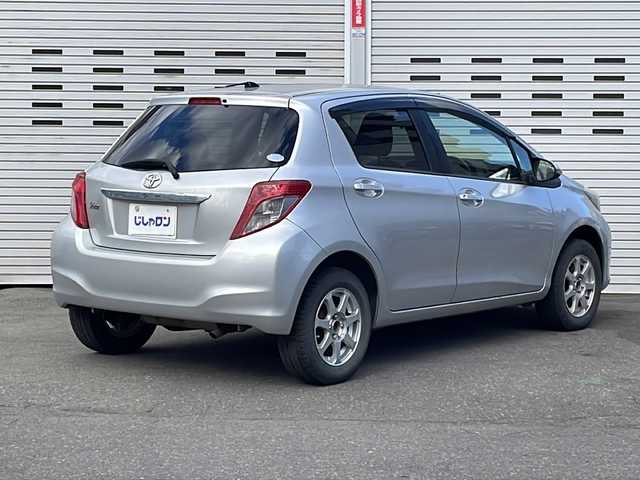 トヨタ ヴィッツ U 道央・札幌 2012(平24)年 12.4万km シルバーM (株)IDOMが運営する【じしゃロン札幌豊平店】の自社ローン対象車両になります。こちらは現金ご利用時の価格です。/自社ローンご希望の方は別途その旨お申付け下さい。/・社外ナビ&フルセグ&CD&DVD&BT/・ETC/・プッシュスタート/・スマートキー/・電動格納ドアミラー/・ウインカードアミラー/・純正フロアマット/・オートライト