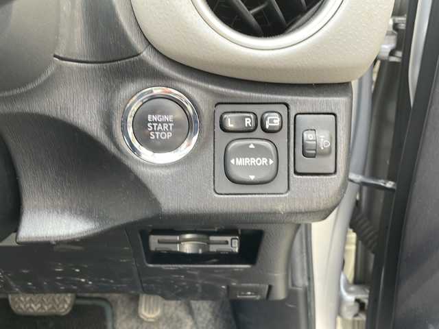 トヨタ ヴィッツ U 道央・札幌 2012(平24)年 12.4万km シルバーM (株)IDOMが運営する【じしゃロン札幌豊平店】の自社ローン対象車両になります。こちらは現金ご利用時の価格です。/自社ローンご希望の方は別途その旨お申付け下さい。/・社外ナビ&フルセグ&CD&DVD&BT/・ETC/・プッシュスタート/・スマートキー/・電動格納ドアミラー/・ウインカードアミラー/・純正フロアマット/・オートライト