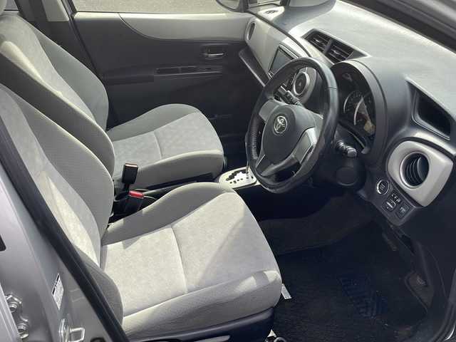 トヨタ ヴィッツ U 道央・札幌 2012(平24)年 12.4万km シルバーM (株)IDOMが運営する【じしゃロン札幌豊平店】の自社ローン対象車両になります。こちらは現金ご利用時の価格です。/自社ローンご希望の方は別途その旨お申付け下さい。/・社外ナビ&フルセグ&CD&DVD&BT/・ETC/・プッシュスタート/・スマートキー/・電動格納ドアミラー/・ウインカードアミラー/・純正フロアマット/・オートライト