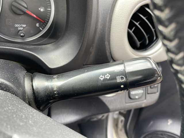 トヨタ ヴィッツ U 道央・札幌 2012(平24)年 12.4万km シルバーM (株)IDOMが運営する【じしゃロン札幌豊平店】の自社ローン対象車両になります。こちらは現金ご利用時の価格です。/自社ローンご希望の方は別途その旨お申付け下さい。/・社外ナビ&フルセグ&CD&DVD&BT/・ETC/・プッシュスタート/・スマートキー/・電動格納ドアミラー/・ウインカードアミラー/・純正フロアマット/・オートライト