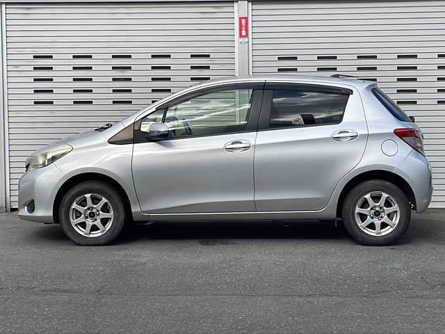 トヨタ ヴィッツ U 道央・札幌 2012(平24)年 12.4万km シルバーM (株)IDOMが運営する【じしゃロン札幌豊平店】の自社ローン対象車両になります。こちらは現金ご利用時の価格です。/自社ローンご希望の方は別途その旨お申付け下さい。/・社外ナビ&フルセグ&CD&DVD&BT/・ETC/・プッシュスタート/・スマートキー/・電動格納ドアミラー/・ウインカードアミラー/・純正フロアマット/・オートライト