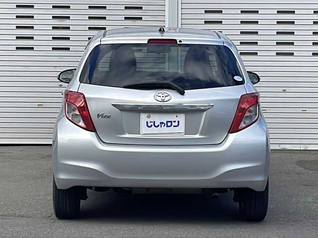 トヨタ ヴィッツ U 道央・札幌 2012(平24)年 12.4万km シルバーM (株)IDOMが運営する【じしゃロン札幌豊平店】の自社ローン対象車両になります。こちらは現金ご利用時の価格です。/自社ローンご希望の方は別途その旨お申付け下さい。/・社外ナビ&フルセグ&CD&DVD&BT/・ETC/・プッシュスタート/・スマートキー/・電動格納ドアミラー/・ウインカードアミラー/・純正フロアマット/・オートライト