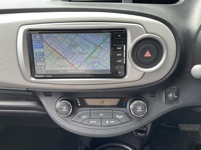 トヨタ ヴィッツ U 道央・札幌 2012(平24)年 12.4万km シルバーM (株)IDOMが運営する【じしゃロン札幌豊平店】の自社ローン対象車両になります。こちらは現金ご利用時の価格です。/自社ローンご希望の方は別途その旨お申付け下さい。/・社外ナビ&フルセグ&CD&DVD&BT/・ETC/・プッシュスタート/・スマートキー/・電動格納ドアミラー/・ウインカードアミラー/・純正フロアマット/・オートライト