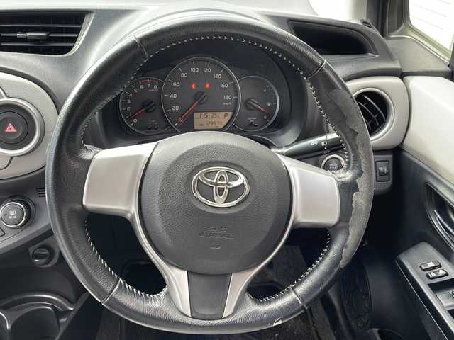 トヨタ ヴィッツ U 道央・札幌 2012(平24)年 12.4万km シルバーM (株)IDOMが運営する【じしゃロン札幌豊平店】の自社ローン対象車両になります。こちらは現金ご利用時の価格です。/自社ローンご希望の方は別途その旨お申付け下さい。/・社外ナビ&フルセグ&CD&DVD&BT/・ETC/・プッシュスタート/・スマートキー/・電動格納ドアミラー/・ウインカードアミラー/・純正フロアマット/・オートライト