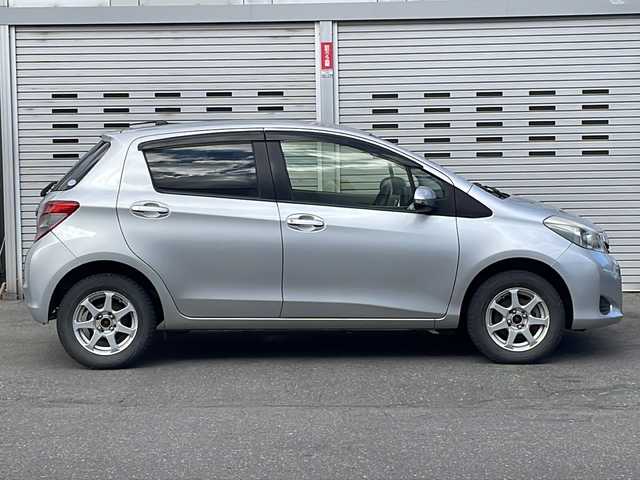 トヨタ ヴィッツ U 道央・札幌 2012(平24)年 12.4万km シルバーM (株)IDOMが運営する【じしゃロン札幌豊平店】の自社ローン対象車両になります。こちらは現金ご利用時の価格です。/自社ローンご希望の方は別途その旨お申付け下さい。/・社外ナビ&フルセグ&CD&DVD&BT/・ETC/・プッシュスタート/・スマートキー/・電動格納ドアミラー/・ウインカードアミラー/・純正フロアマット/・オートライト