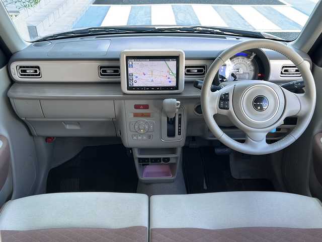 スズキ ラパン X 広島県 2024(令6)年 1.1万km テラコッタピンクメタリック/ソフトベージュ 2トーン 禁煙車/フルタイム４WD/デュアルカメラブレーキサポート/車線逸脱警報/オートハイビーム/純正８型ナビ（CN-FZ896）/・フルセグTV/・CD/Bluetooth/SD/REC/USB/全方位モニター/ステアリングスイッチ/革巻きステアリング/オートライト/D/Nシートヒーター/LEDヘッドライト/コーナーセンサー/電動格納ミラー/スマートキー/プッシュスタート/スペアキー/純正前後ドライブレコーダー/ETC/純正ドアバイザー/純正14インチアルミホイール