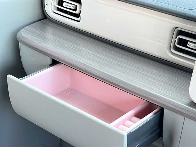 スズキ ラパン X 広島県 2024(令6)年 1.1万km テラコッタピンクメタリック/ソフトベージュ 2トーン 禁煙車/フルタイム４WD/デュアルカメラブレーキサポート/車線逸脱警報/オートハイビーム/純正８型ナビ（CN-FZ896）/・フルセグTV/・CD/Bluetooth/SD/REC/USB/全方位モニター/ステアリングスイッチ/革巻きステアリング/オートライト/D/Nシートヒーター/LEDヘッドライト/コーナーセンサー/電動格納ミラー/スマートキー/プッシュスタート/スペアキー/純正前後ドライブレコーダー/ETC/純正ドアバイザー/純正14インチアルミホイール