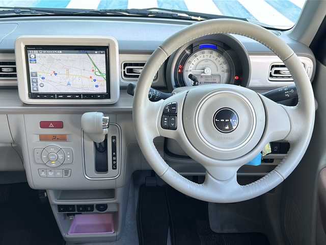 スズキ ラパン X 広島県 2024(令6)年 1.1万km テラコッタピンクメタリック/ソフトベージュ 2トーン 禁煙車/フルタイム４WD/デュアルカメラブレーキサポート/車線逸脱警報/オートハイビーム/純正８型ナビ（CN-FZ896）/・フルセグTV/・CD/Bluetooth/SD/REC/USB/全方位モニター/ステアリングスイッチ/革巻きステアリング/オートライト/D/Nシートヒーター/LEDヘッドライト/コーナーセンサー/電動格納ミラー/スマートキー/プッシュスタート/スペアキー/純正前後ドライブレコーダー/ETC/純正ドアバイザー/純正14インチアルミホイール