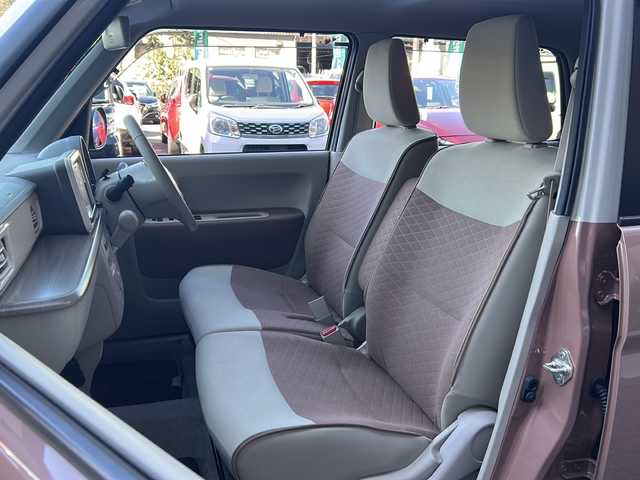 スズキ ラパン X 広島県 2024(令6)年 1.1万km テラコッタピンクメタリック/ソフトベージュ 2トーン 禁煙車/フルタイム４WD/デュアルカメラブレーキサポート/車線逸脱警報/オートハイビーム/純正８型ナビ（CN-FZ896）/・フルセグTV/・CD/Bluetooth/SD/REC/USB/全方位モニター/ステアリングスイッチ/革巻きステアリング/オートライト/D/Nシートヒーター/LEDヘッドライト/コーナーセンサー/電動格納ミラー/スマートキー/プッシュスタート/スペアキー/純正前後ドライブレコーダー/ETC/純正ドアバイザー/純正14インチアルミホイール