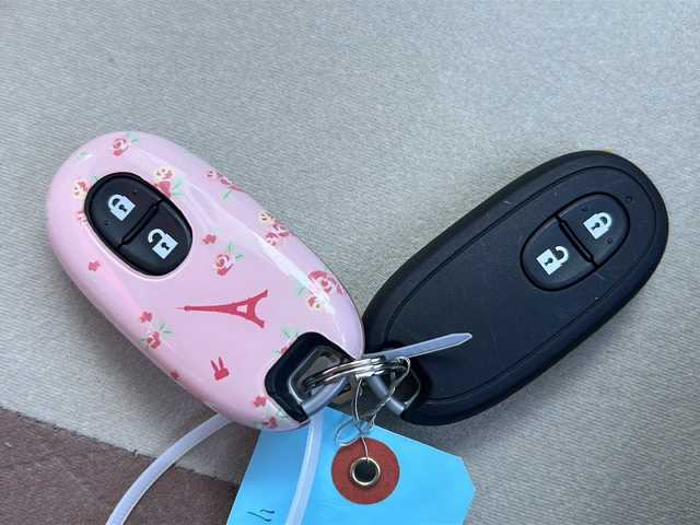 スズキ ラパン X 広島県 2024(令6)年 1.1万km テラコッタピンクメタリック/ソフトベージュ 2トーン 禁煙車/フルタイム４WD/デュアルカメラブレーキサポート/車線逸脱警報/オートハイビーム/純正８型ナビ（CN-FZ896）/・フルセグTV/・CD/Bluetooth/SD/REC/USB/全方位モニター/ステアリングスイッチ/革巻きステアリング/オートライト/D/Nシートヒーター/LEDヘッドライト/コーナーセンサー/電動格納ミラー/スマートキー/プッシュスタート/スペアキー/純正前後ドライブレコーダー/ETC/純正ドアバイザー/純正14インチアルミホイール