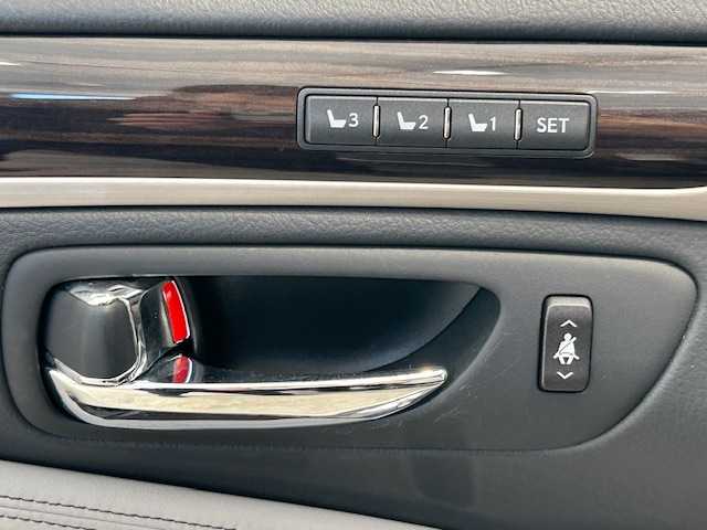 レクサス ＬＳ 600h バージョンL 宮城県 2015(平27)年 10.2万km ブラック Lexus Safety System +/・プリクラッシュセーフティ/・レーントレーシングアシスト/・アダプティブハイビームシステム/・オートマチックハイビーム/・レーダークルーズコントロール/・ロードサインアシスト/・ブラインドスポットモニター/純正ナビ/・フルセグTV/Bluetooth/CD/DVD/AUX/・社外ビルドインETC/・バックカメラ/レクサスプレミアムサウンドシステム/デジタルインナーミラー/・ミラー型ドライブレコーダー/電動リアゲート/コーナーセンサー/電子パーキング/・ブレーキホールド/革巻きウッドステアリング/・ステアリングスイッチ/・ハンドルヒーター/レザーシート/・パワーシート（運転席＋助手席）/・シートメモリー（全席）/・エアシート（全席）/・マッサージシート（後部座席）/プッシュスタート/・スマートキー/・スペアキー/サンシェード/バニティーミラー/ドアバイザー/オートライト/純正フロアマット/純正LEDヘッドライト/純正19インチアルミホイール/・ロックナット付き